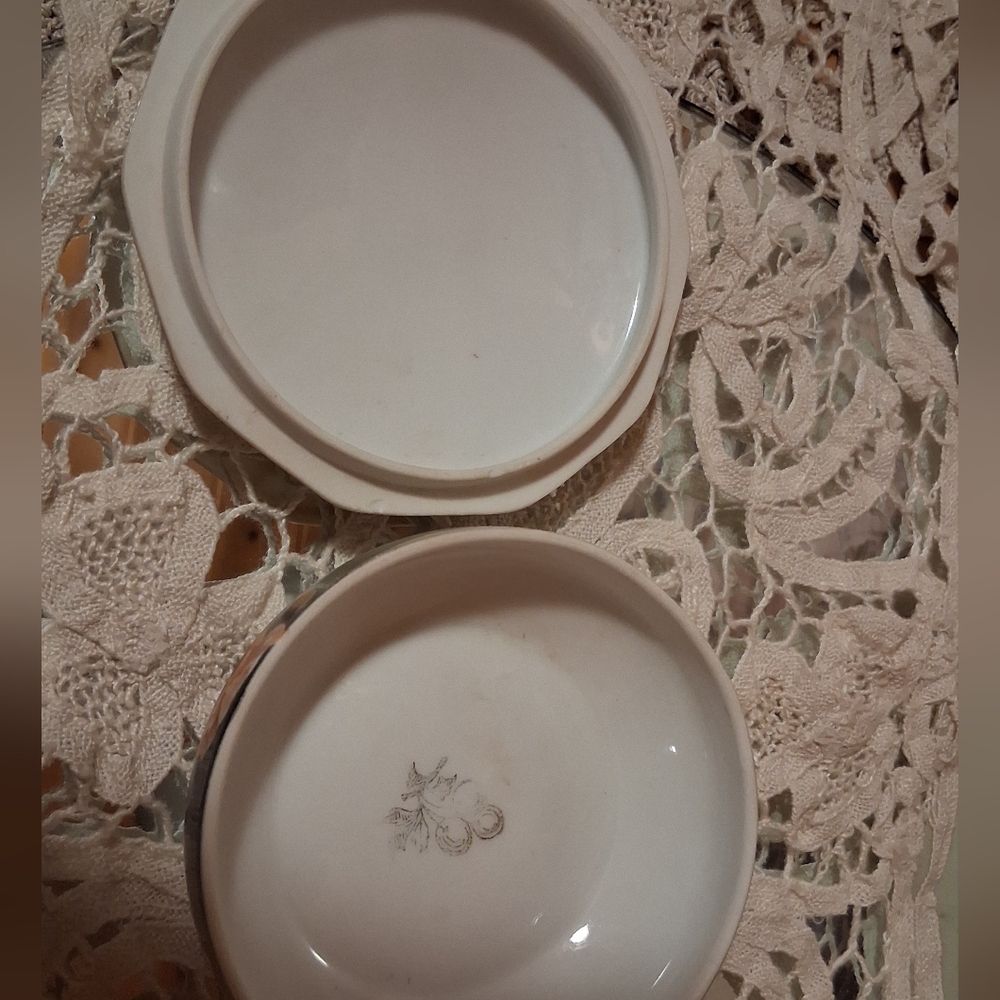 Small Ceramic Trinket Box - Picture 3 of 4